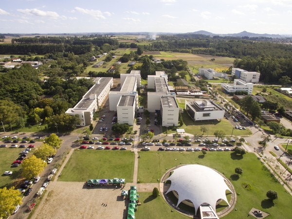 Foto aérea do campus sede com Planetário e prédios do CCSH ao fundo