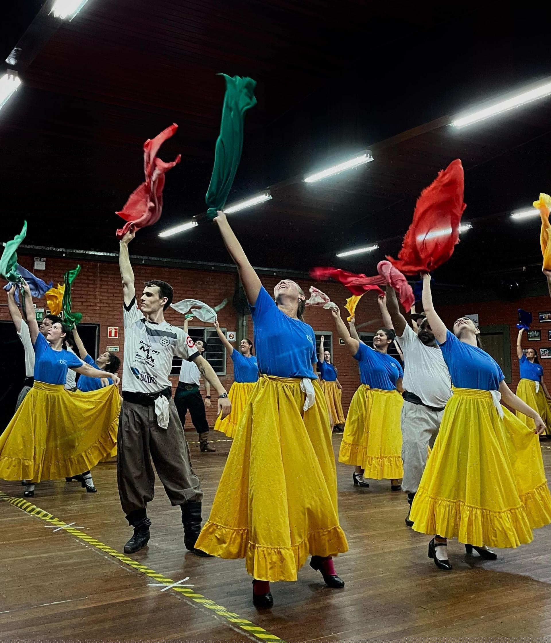 foto vertical colorida de um grupo realizando danças gauchescas