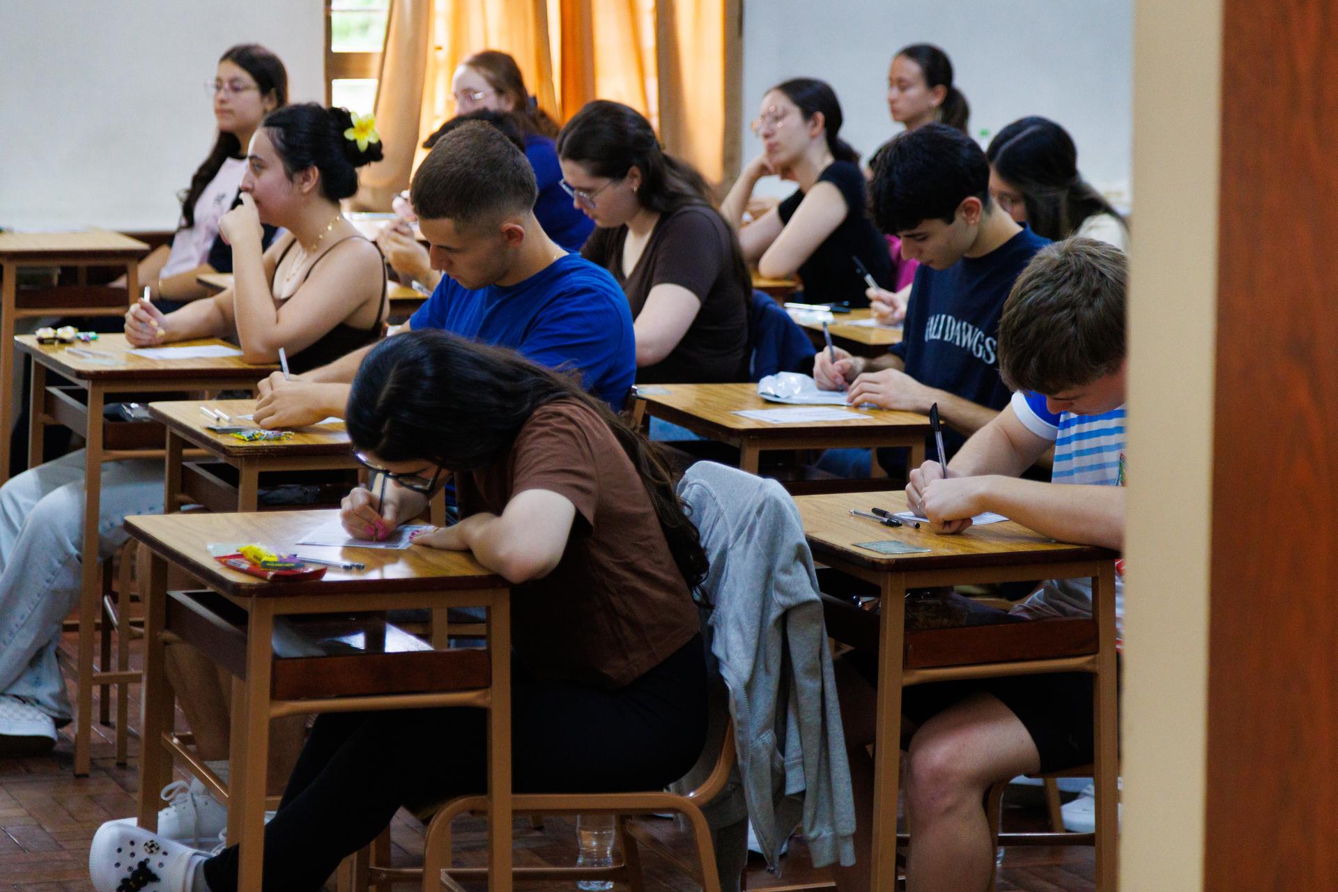 Foto horizontal. Candidatos realizam as provas do PSS em prédio da Universidade Franciscana
