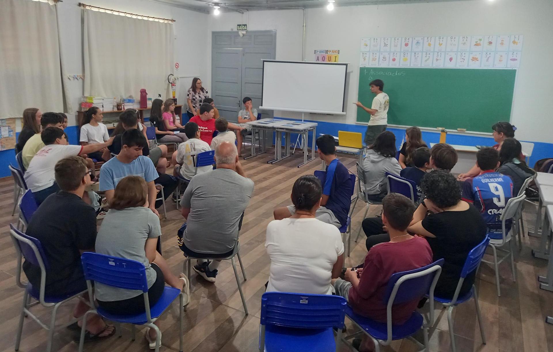 Foto colorida de apresentação do projeto toponímias em sala de aula de escola de Faxinal do Soturno