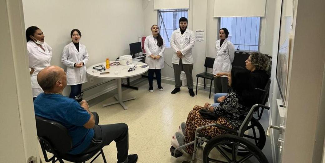 Foto colorida de consultório do Laboratório de Disfagia da UFSM