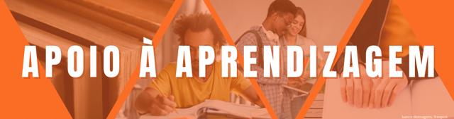 Card retangular, fundo laranja, centralizado, na cor branca e em letras maiúsculas, o título “Apoio à Aprendizagem”, atrás do título, triângulos com fotografias. O primeiro triângulo, da esquerda para a direita, mostra uma mesa de madeira. O segundo, um homem de pele morena e cabelo cacheado, lendo um livro. O terceiro, mostra dois jovens, um homem e uma mulher, em pé conversando. O último, à direita, mostra a parte do tronco de uma pessoa com as mãos sobre uma folha branca.