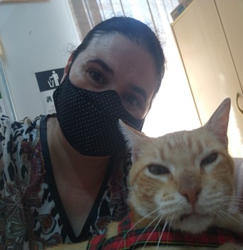 Fabiana Stecca (coordenadora do Projeto Zelo) ao lado de um dos gatos do projeto