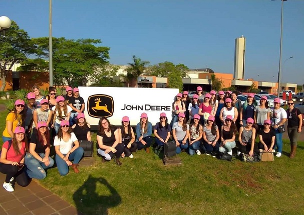 Visita técnica à fábrica da John Deere, organizado pela SWE (Society of Women Engineers).