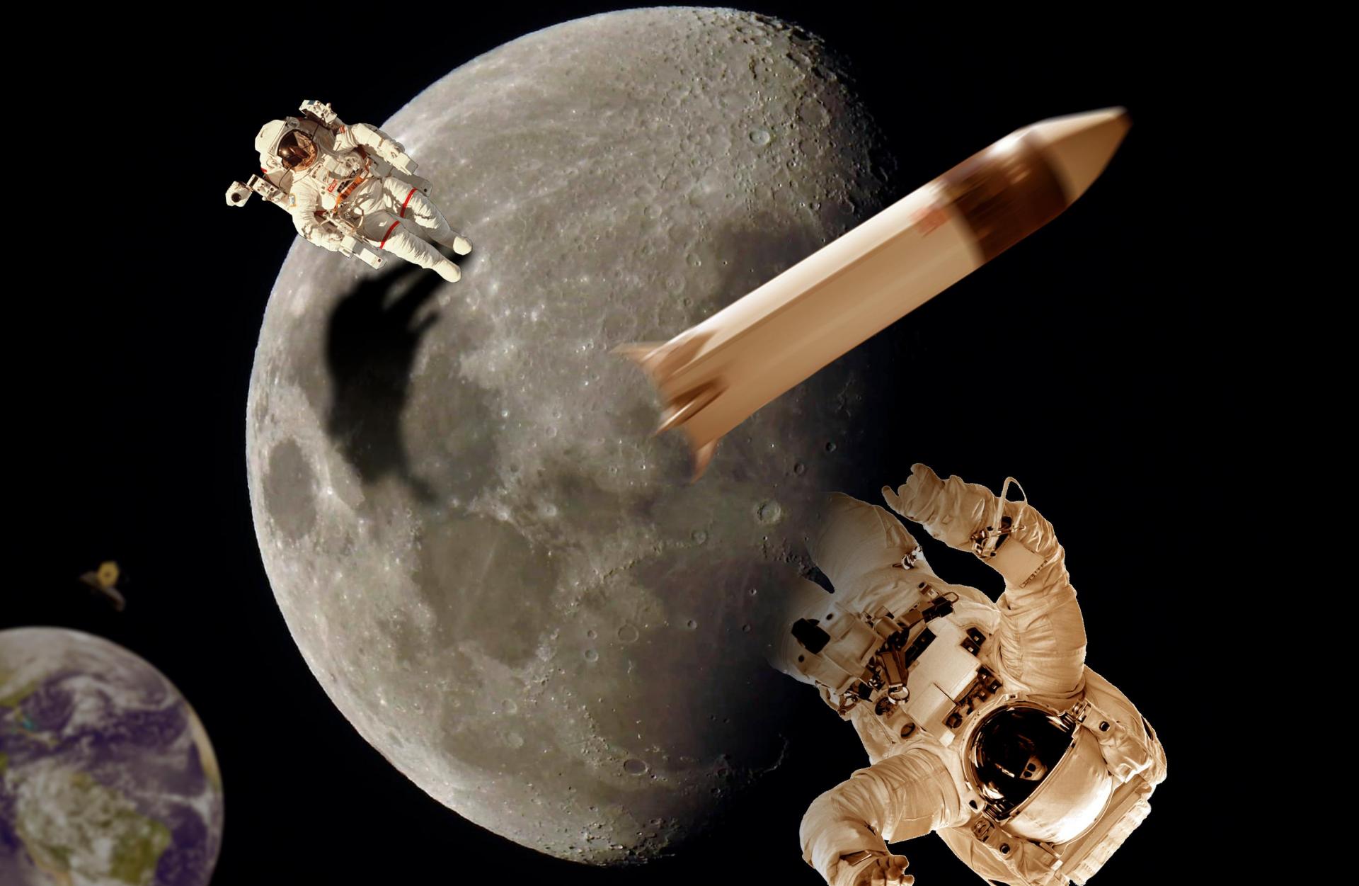 Descrição da imagem: colagem horizontal e em tons de cinza, branco e preto de astronautas, de um foguete e da lua. No centro da imagem, em tamanho grande, a lua, em cinza, com a superfície arredondada e esburacada, e a parte da direita escondida por sombra preta. Sobre a lua, na parte superior e inclinado à esquerda, pessoa em pé, que veste roupa de astronauta branca com detalhes em listras vermelhas na altura da coxa, capacete espacial com visor espelhado e equipamento com oxigênio nas costas, usado da mesma forma que uma mochila, e que tem uma câmera pequena acoplada. Na parte superior direita da imagem, sobre a lua, foguete espacial desfocado, em formato de cilindro com a extremidade frontal pontuda; o foguete tem cor bege e detalhes em marrom. Na parte inferior direita da imagem, atrás da lua e inclinado para baixo, em diagonal, astronauta em tamanho maior, com roupa espacial bege, capacete espacial com visor espelhado e mochila espacial nas costas. No canto inferior direito, em desfoque, detalhe do planeta Terra nas cores azul, verde, branco e cinza. Um pouco acima da terra, mais ao fundo, em desfoque, hexágono amarelo com um círculo no centro. O fundo é preto.