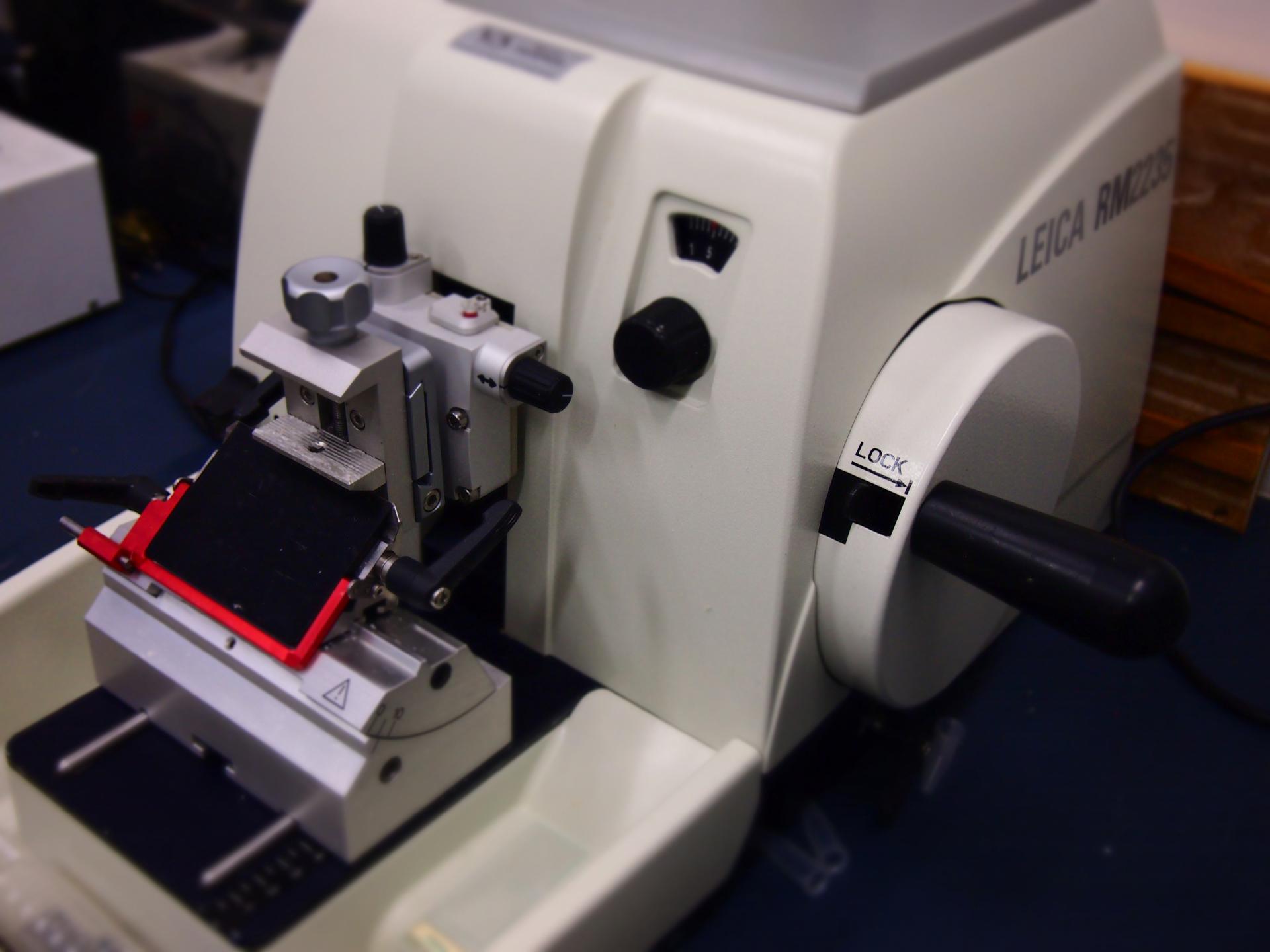 Micrótomo rotativo Leica RM2235