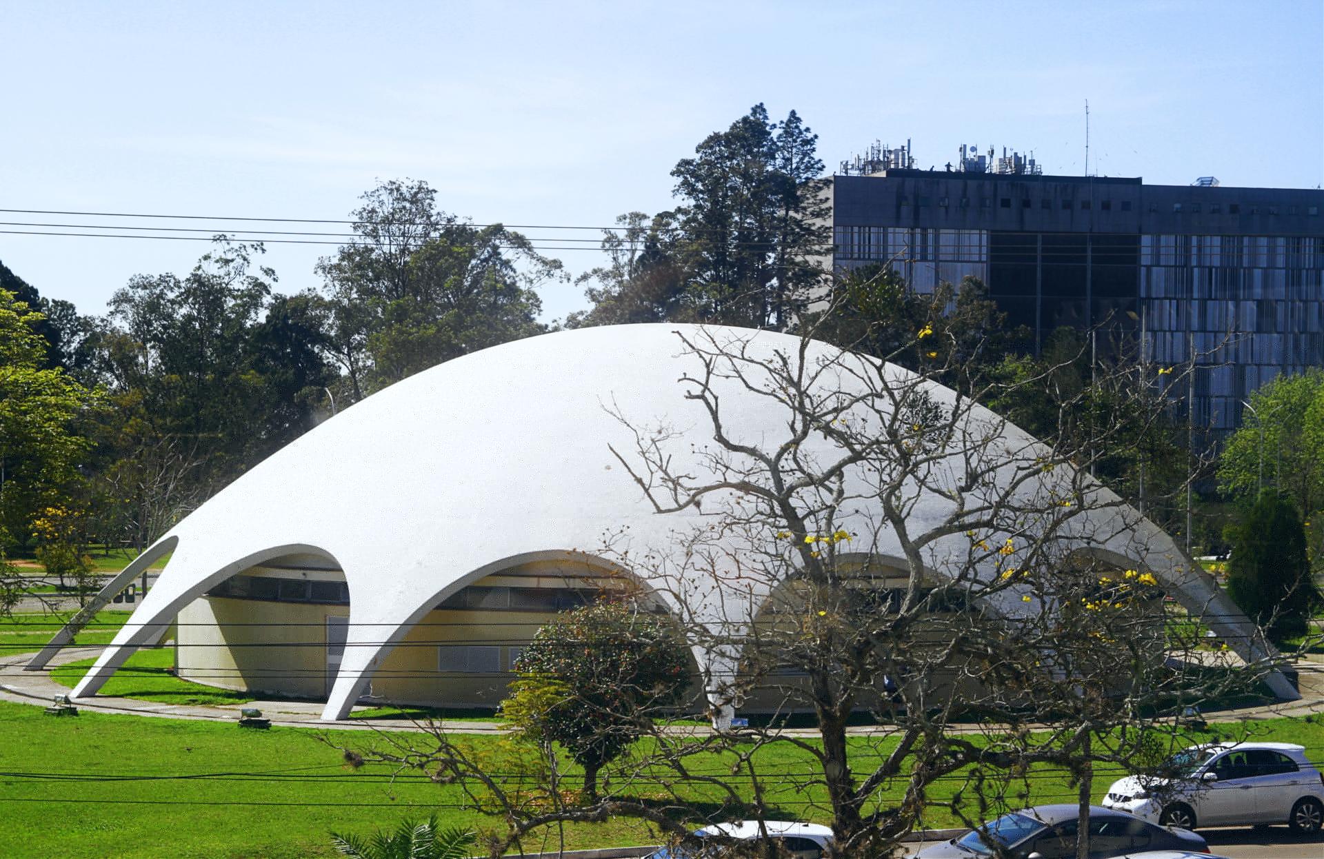 Foto horizontal colorida mostrando o Planetário externamente