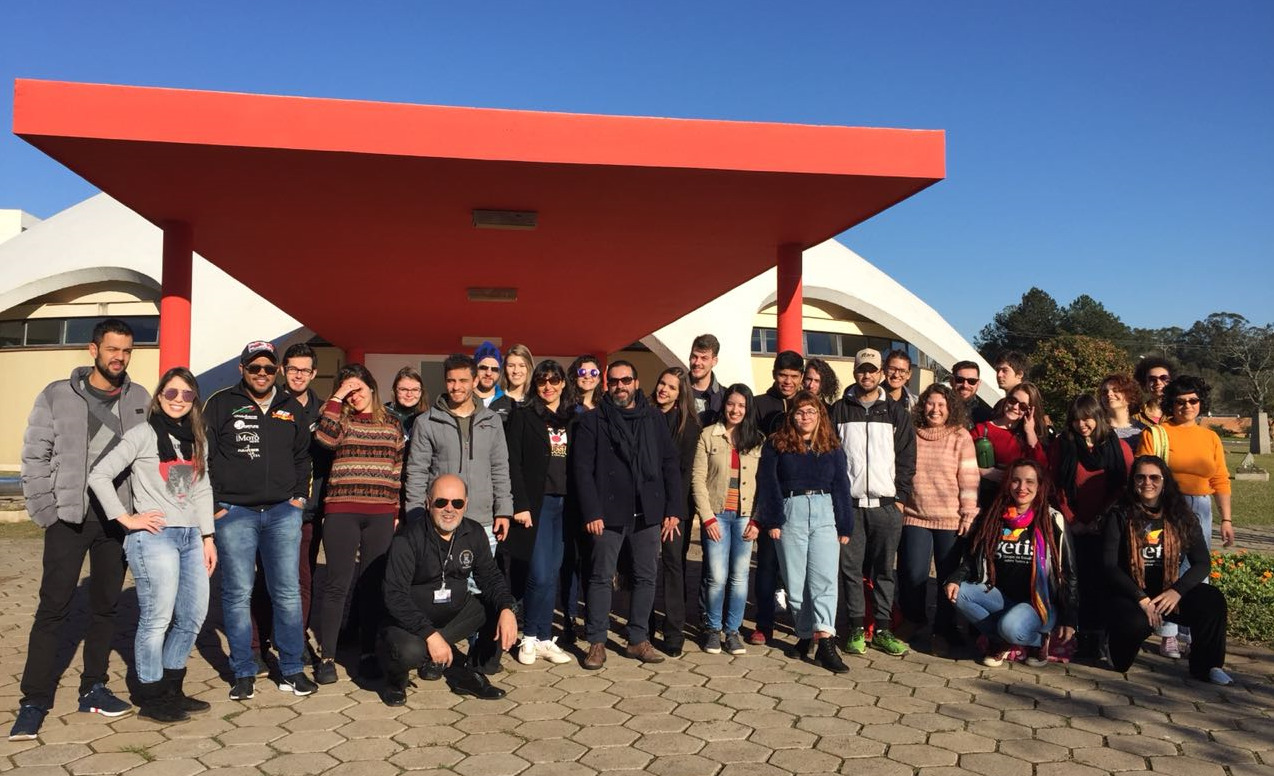 Foto colorida horizontal com o grupo que representou a UFSM no evento em frente ao Planetário