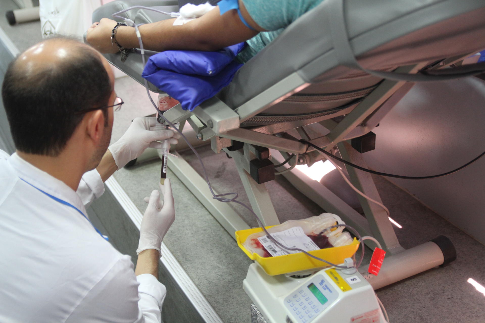 No detalhe, pessoa realiza doação de sangue