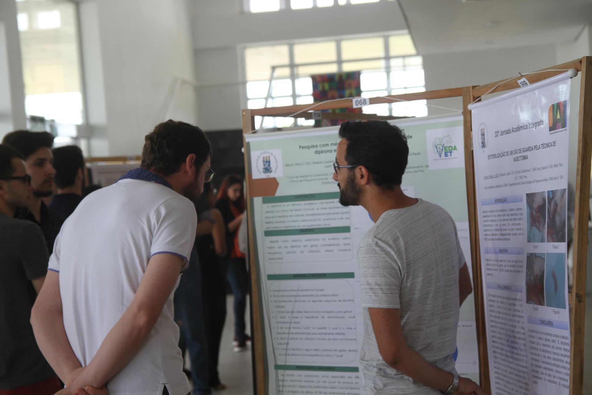 Alunos apresentam banners no hall do Centro de Convenções