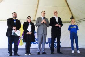 No palco, em pé, organizadores do Descubra com o reitor e o vice