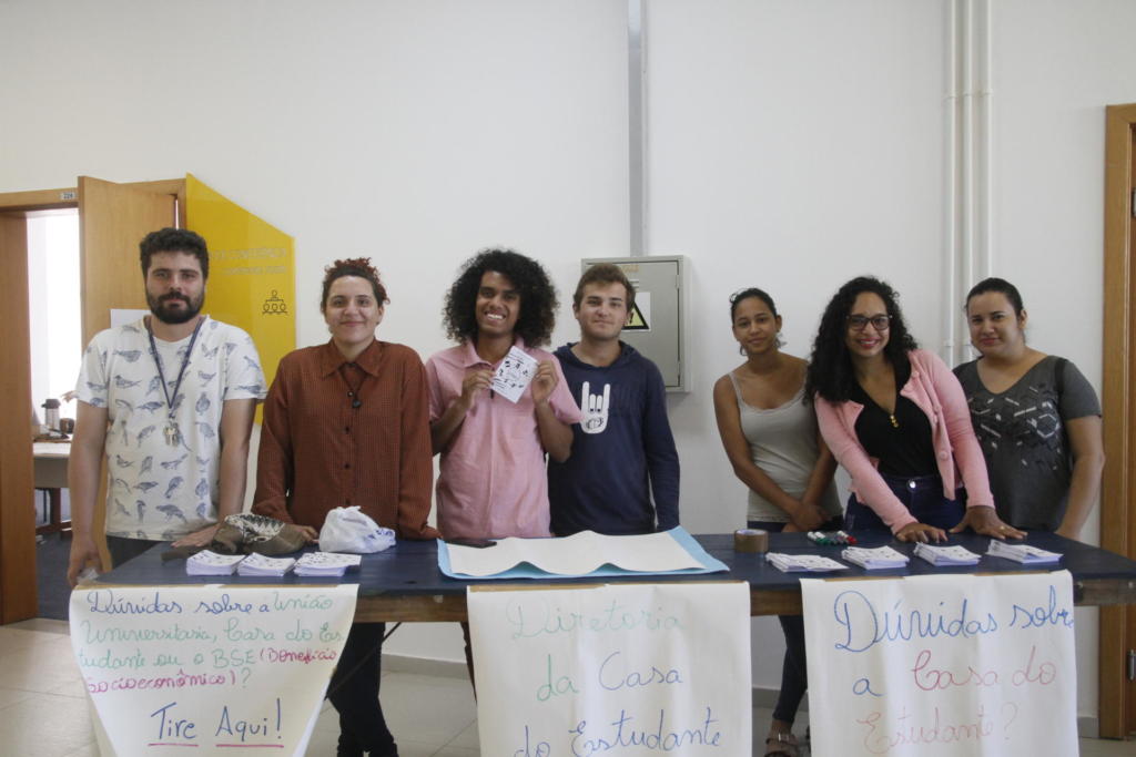 Estande com moradores da Casa do Estudante