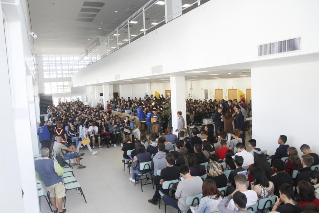 Hall do Centro de Convenções lotado de candidatos sentados para o processo da chamada oral